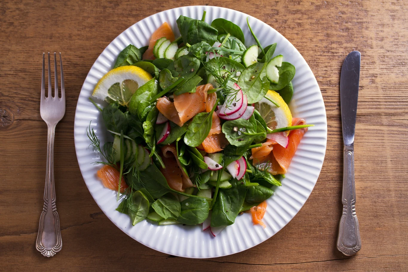 Smaczna sałatka z dodatkiem wędzonego łososia Smaczna sałatka z dodatkiem wędzonego łososia
