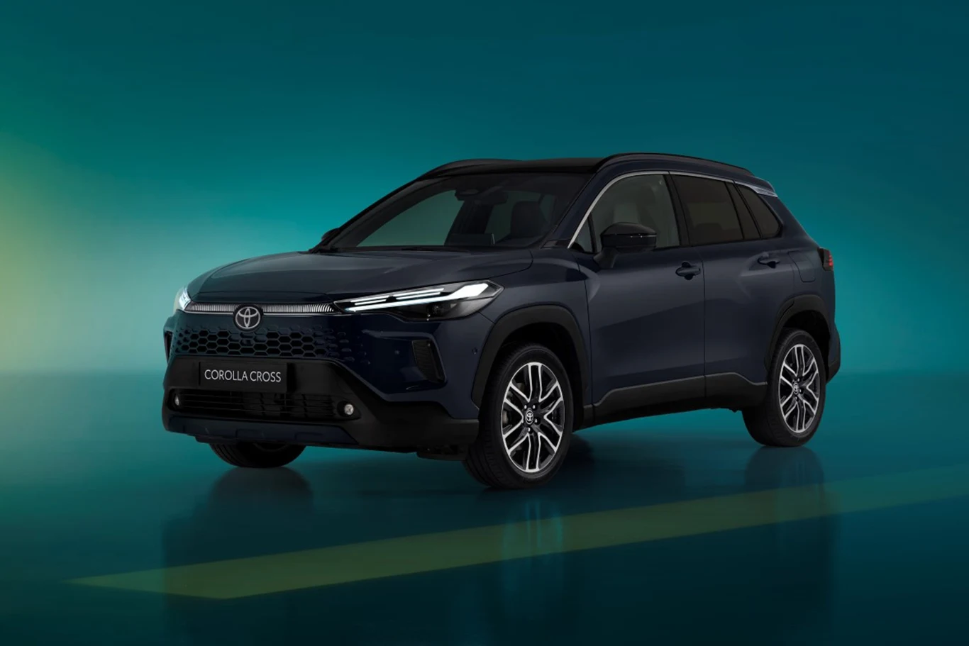 Ciemnoniebieski SUV Toyota Corolla Cross na tle gradientowego, ciemnego tła, dobrze oświetlony z podkreślonymi nowoczesnymi liniami i kształtami.