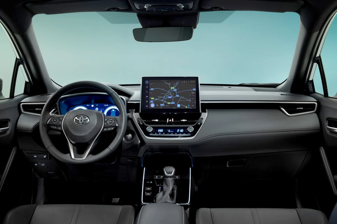 We wnętrzu znajdziemy m.in. nową półkę na smartfona, przesuwany podłokietnik oraz zmieniony układ uchwytów na napoje.