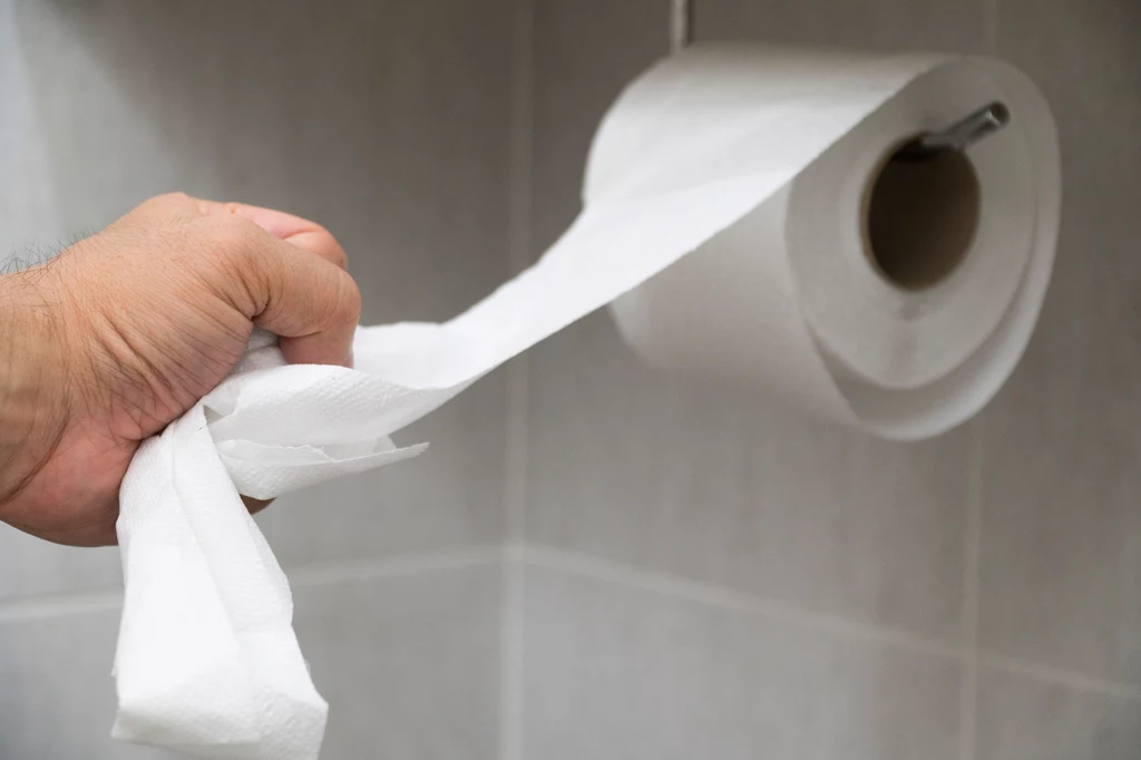 Od lat toczy się debata na temat poprawnej pozycji papieru toaletowego na uchwycie. Od lat toczy się debata na temat poprawnej pozycji papieru toaletowego na uchwycie.