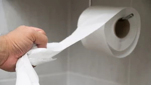Prawidłowa pozycja papieru toaletowego. Po której jesteś stronie?
