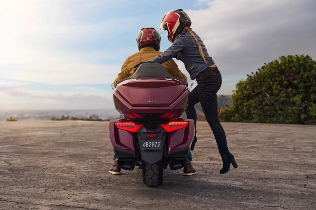 Motocyklista jest trzeźwy, ale pasażer jest pod wpływem alkoholu. Kto zostanie ukarany mandatem? Motocyklista jest trzeźwy, ale pasażer jest pod wpływem alkoholu. Kto zostanie ukarany mandatem?