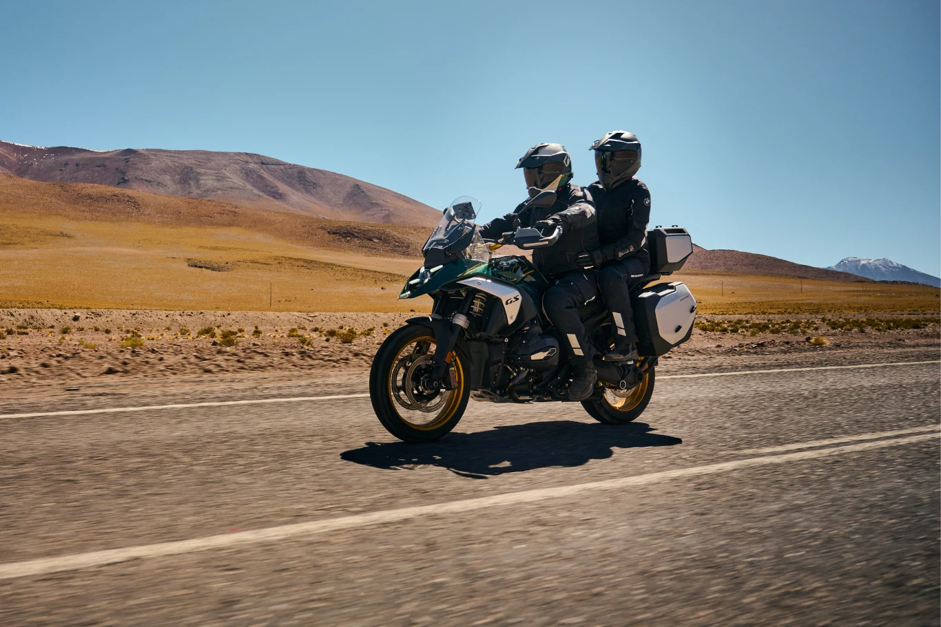 BMW R1300GS to idealny motocykl do podróży z pasażerem.