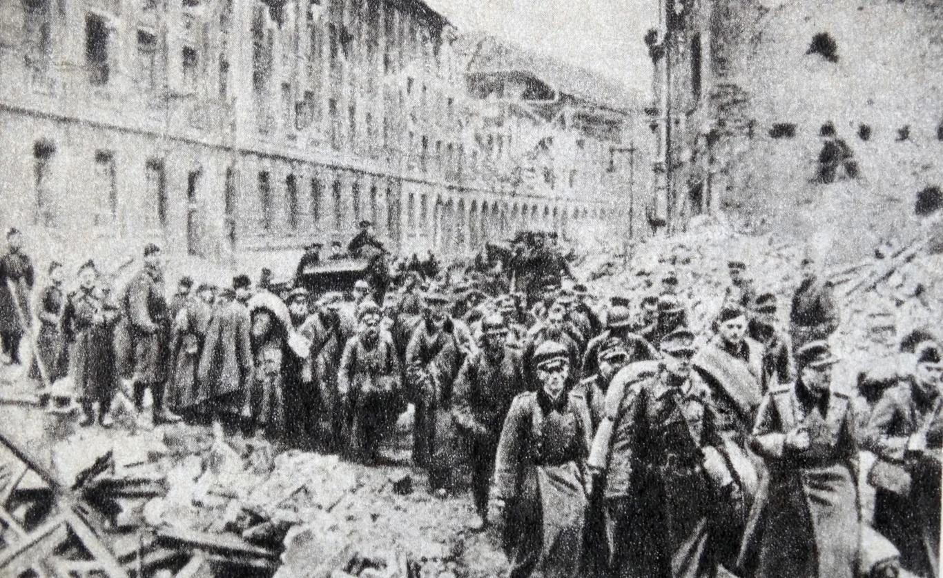 Niemieccy żołnierze poddają się w Berlinie, kwiecień 1945 r.