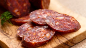 Pomysłowa przekąska na imprezę. Skuś się markizy z chorizo i kaszanki według przepisu Jurka Sobieniaka 