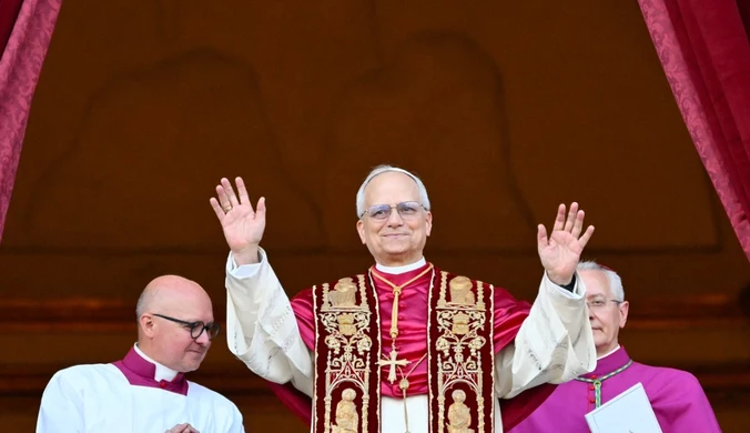 Nowo wybrany papież Leon XIV, Robert Francis Prevost został nowym papieżem i po raz pierwszy przybył na główny centralny balkon loggii Bazyliki Świętego Piotra.
