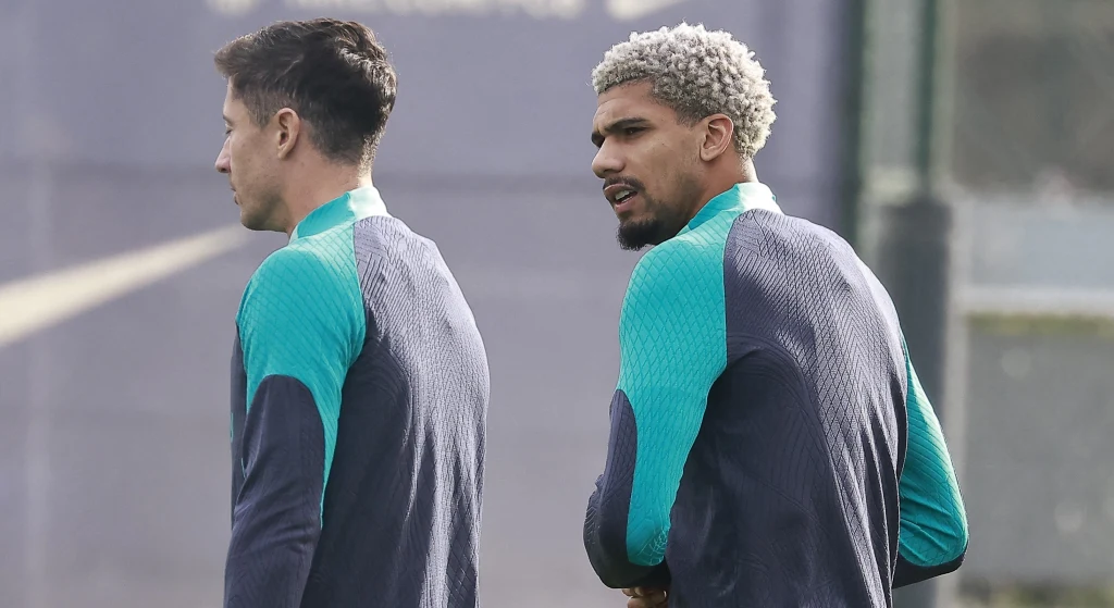 Ronald Araujo w towarzystwie Roberta Lewandowskiego Ronald Araujo w towarzystwie Roberta Lewandowskiego