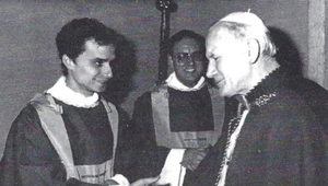Niezwykłe zdjęcie sprzed lat. Robert Prevost z Janem Pawłem II