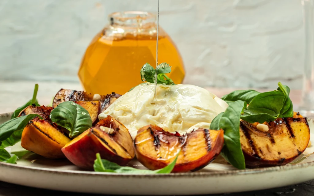 Grillowane brzoskwinie z burratą