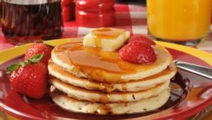 Śniadanie z truskawką w roli głównej, czyli pancakes i koktajl z chia według Ewy Olejniczak