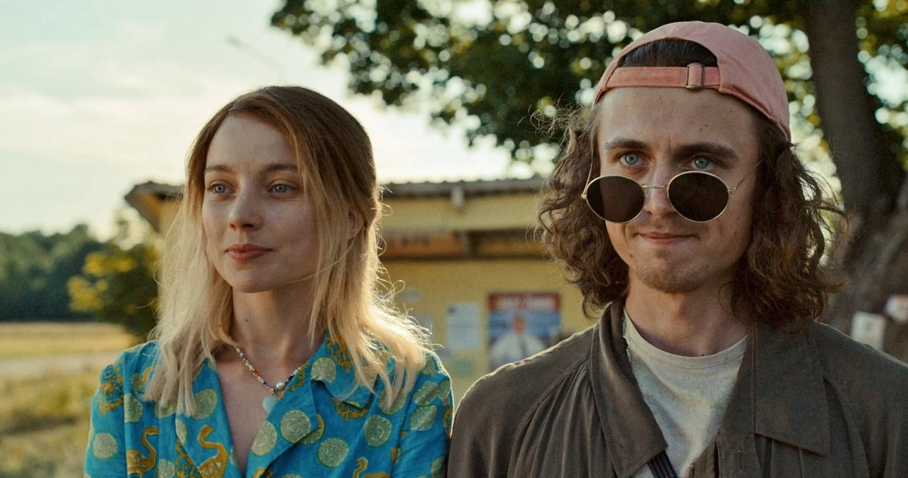 Kamila Urzędowska i Mikołaj Kubacki w filmie "Wujek Foliarz" Kamila Urzędowska i Mikołaj Kubacki w filmie "Wujek Foliarz"