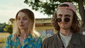 Kamila Urzędowska i Mikołaj Kubacki w filmie "Wujek Foliarz"