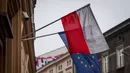 9 maja obok flagi Polski wisi flaga Unii Europejskiej. 27 państw świętuje ważne wydarzenie