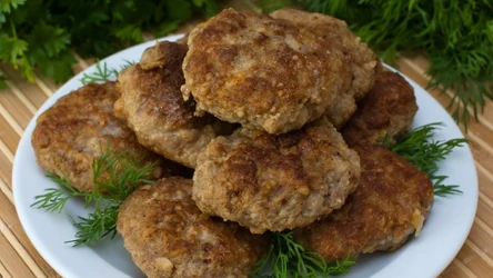 Kotlety mielone na talerzu