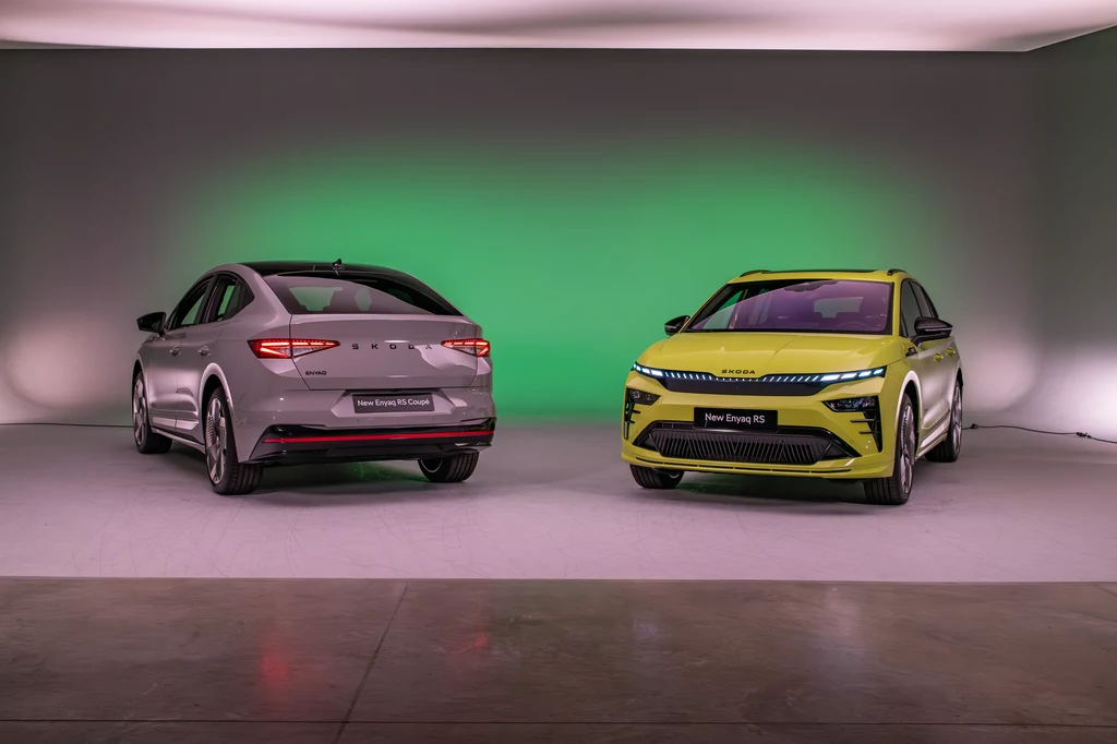 Nowa Skoda Enyaq RS czerpie garściami ze stylistyki "Modern Solid". Dwa samochody elektryczne, jeden w kolorze szarym, drugi w neonowo-zielonym, ustawione w studiu fotograficznym z zielonym oświetleniem w tle. Oba pojazdy są nowoczesne i aerodynamiczne.