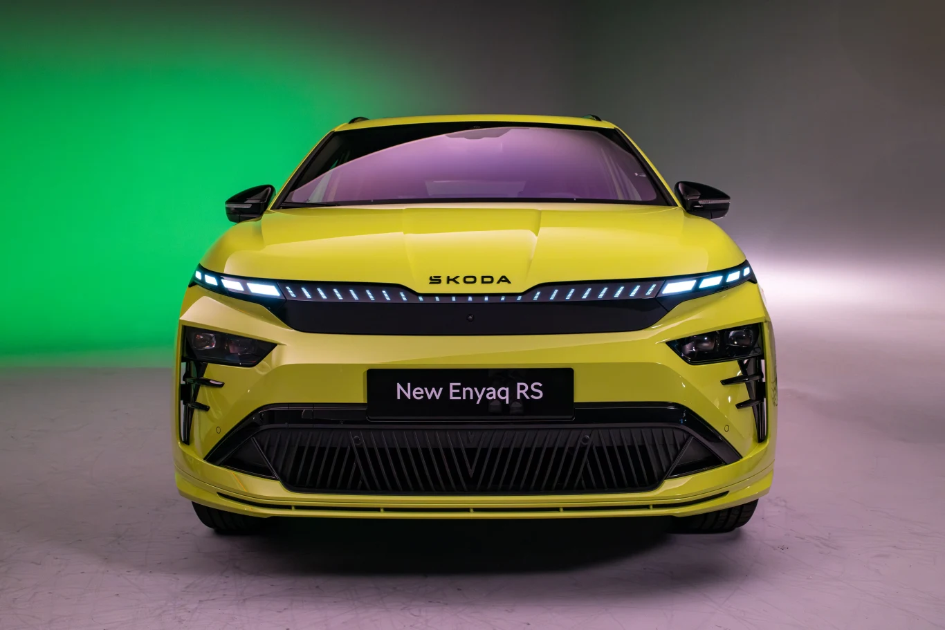 Nowa Skoda Enyaq RS potrafi się wyróżnić na drodze.