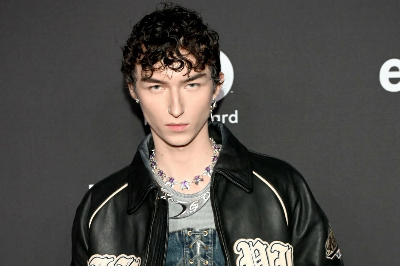 Marcin Maciejczak wydał nowy singiel, zatytułowany "Control" Mężczyzna w stylowej czarnej kurtce i naszyjniku, z modnymi, kręconymi włosami, na tle ciemnej ściany. Wyraz twarzy jest poważny i skupiony.