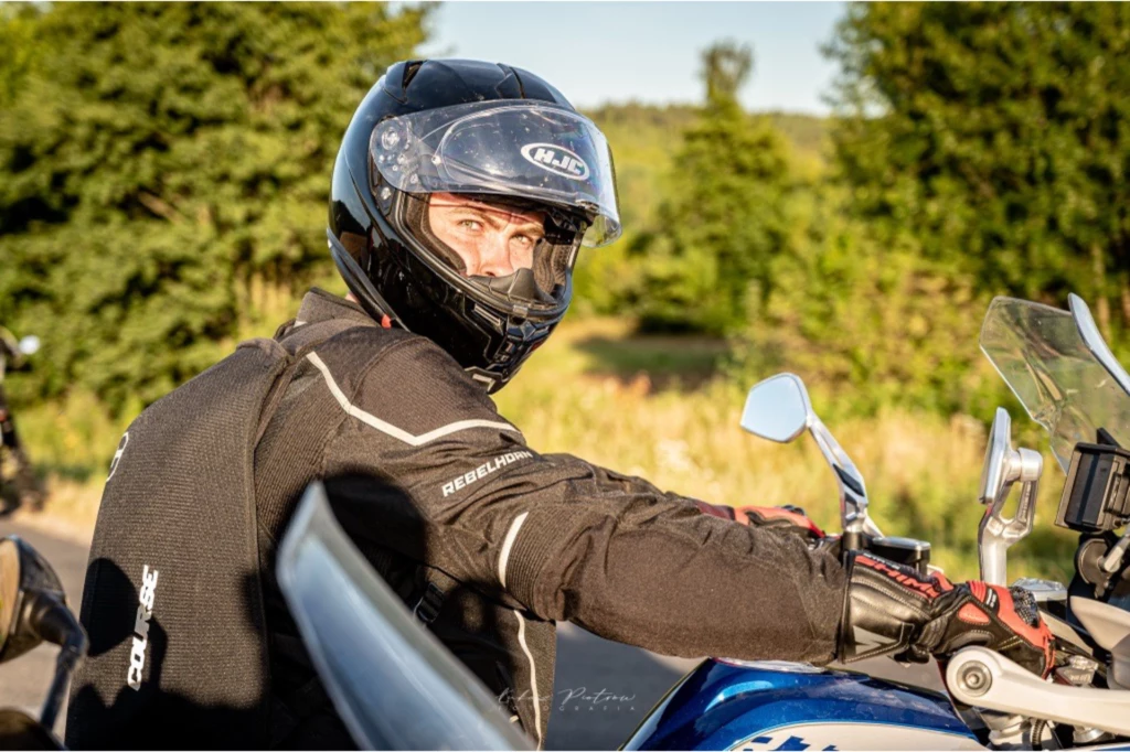 Kask jest jedynym elementem obowiązkowym wymaganym przez ustawodawcę podczas jazdy motocyklem. Kask jest jedynym elementem obowiązkowym wymaganym przez ustawodawcę podczas jazdy motocyklem.