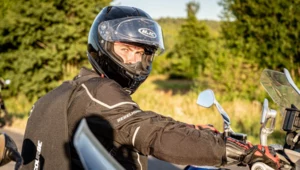 Kask jest jedynym elementem obowiązkowym wymaganym przez ustawodawcę podczas jazdy motocyklem.