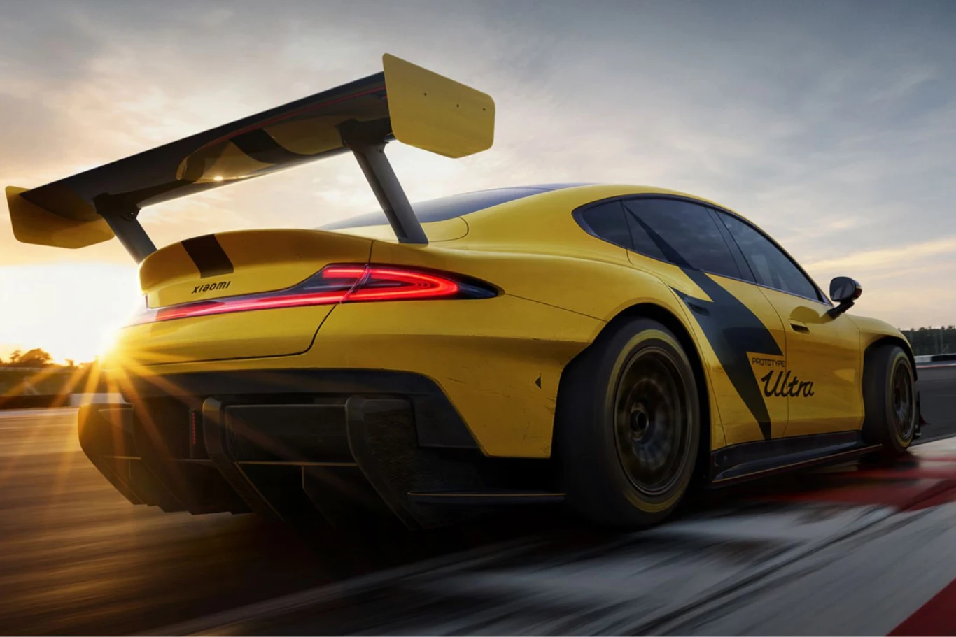 Pokonasz okrążenie na torze w odpowiednim czasie? Xiaomi odblokuje pełną moc twojego samochodu. Żółty samochód sportowy z dużym tylnym spoilerem na torze wyścigowym o zachodzie słońca, podkreślający jego prędkość i aerodynamikę. Charakterystyczny element to wzór w kształcie błyskawicy na boku auta.