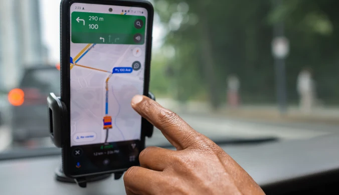 Google Maps można będzie obsługiwać bezdotykowo, rozmawiając z asystentem Gemini. Jak sztuczna inteligencja pomoże w nawigacji?
