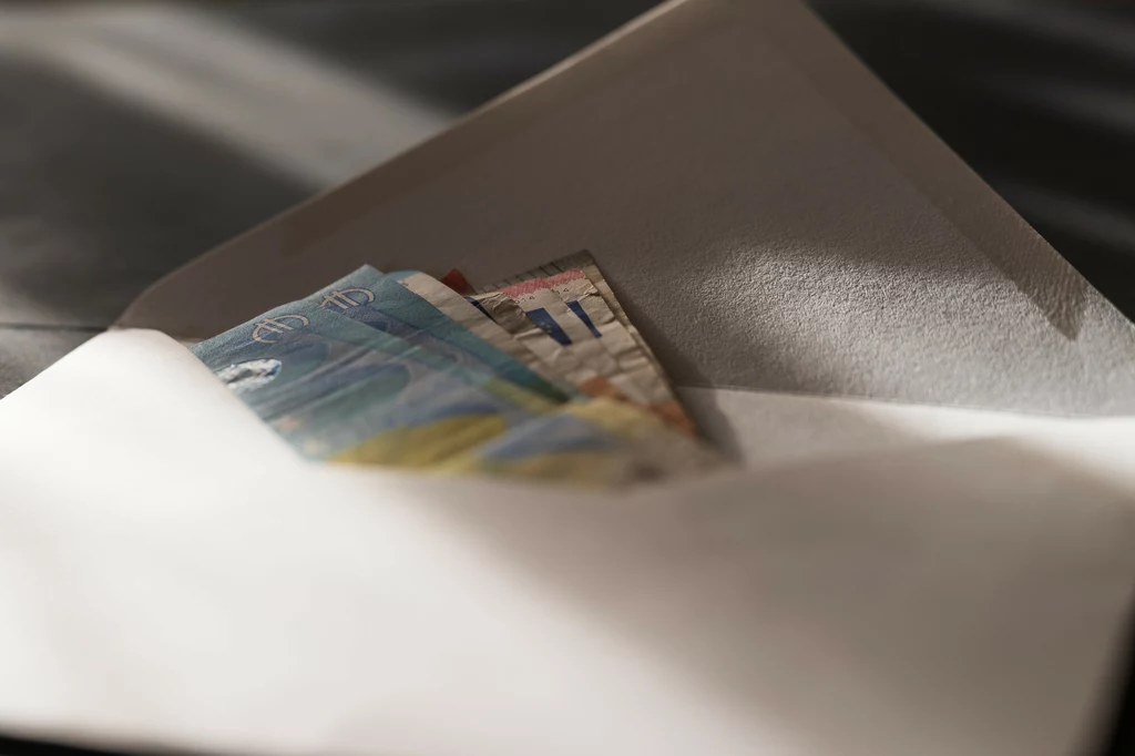Tyle Włosi wkładają do koperty na wesele. To minimalna kwota Tyle Włosi wkładają do koperty na wesele. To minimalna kwota