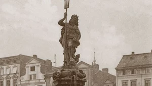 Znaleźli go w krzakach. Neptun wraca na plac, gdzie stał 200 lat