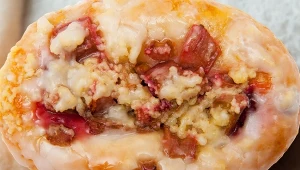 Najlepsze drożdżówki z rabarbarem wychodzą puszyste, słodko-kwaśne i wilgotne