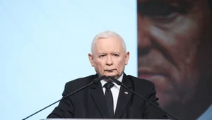 Jarosław Kaczyński, a w tle zdjęcie Donalda Tuska. To już ostatnie takie starcie?