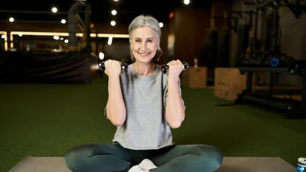 Ćwiczenia siłowe są idealne dla kobiet w menopauzie. Zapobiegają utracie mięśni i wzmacniają kości