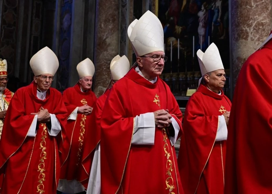 W pierwszym rzędzie kard. Pietro Parolin i kard. Robert Prevost podczas mszy za zmarłego papieża Franciszka W pierwszym rzędzie kard. Pietro Parolin i kard. Robert Prevost podczas mszy za zmarłego papieża Franciszka