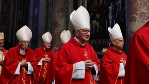 W pierwszym rzędzie kard. Pietro Parolin i kard. Robert Prevost podczas mszy za zmarłego papieża Franciszka