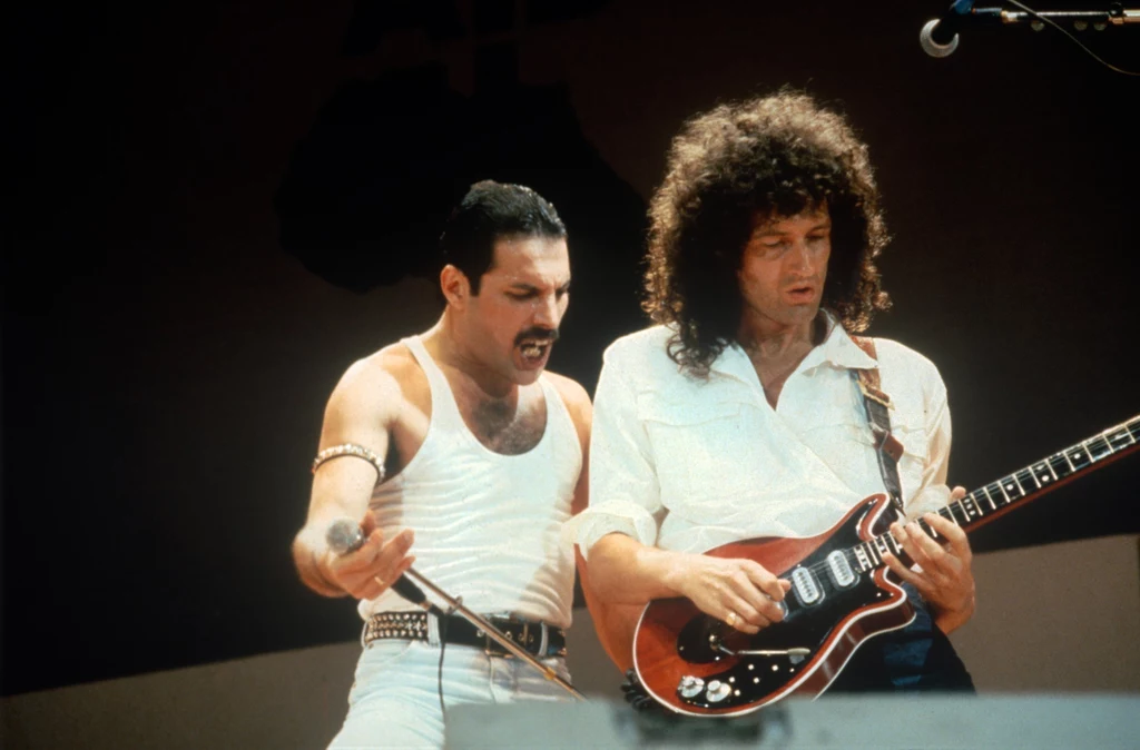 Freddie Mercury i Brian May (Queen) podczas Live Aid - stadion Wembley w Londynie, 13 lipca 1985 r. Freddie Mercury i Brian May (Queen) podczas Live Aid - stadion Wembley w Londynie, 13 lipca 1985 r.