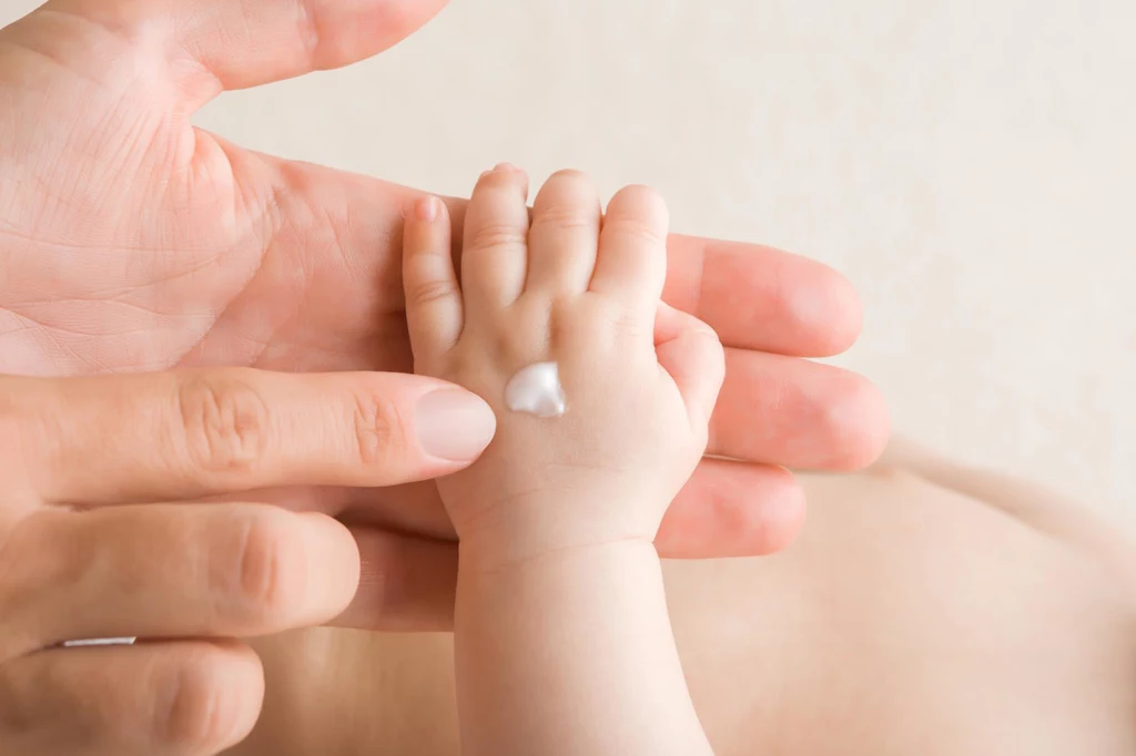 W przypadku skóry niemowlaka czasem mniej znaczy więcej. A już na pewno bezpieczniej W przypadku skóry niemowlaka czasem mniej znaczy więcej. A już na pewno bezpieczniej