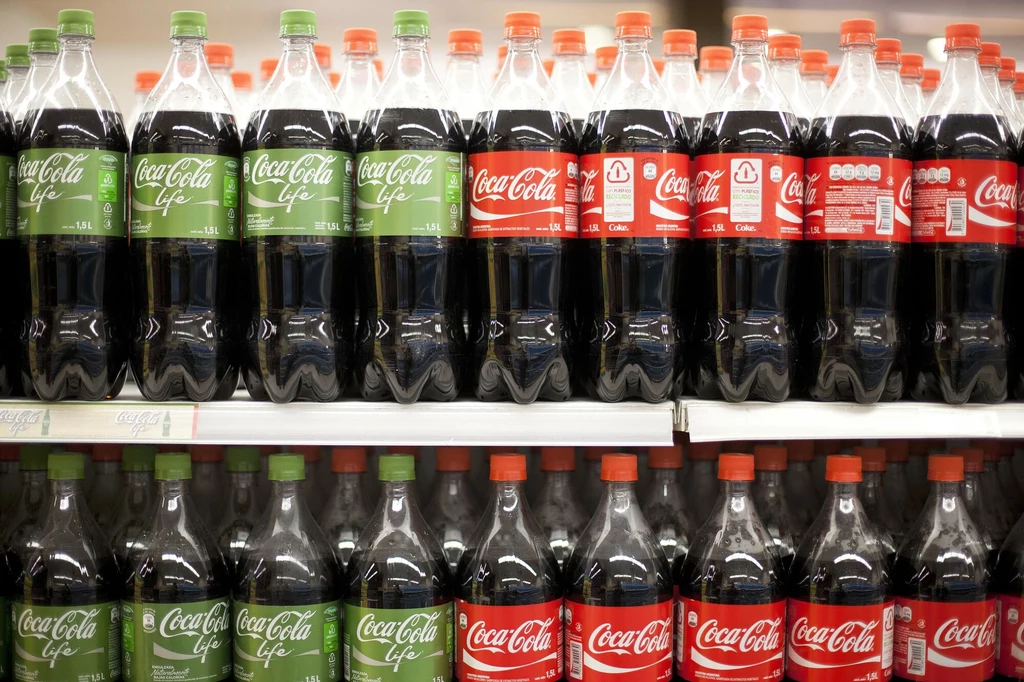 Coca-Cola musi dokładniej informować klientów co do recyklingu plastiku - orzekła KE Coca-Cola musi dokładniej informować klientów co do recyklingu plastiku - orzekła KE