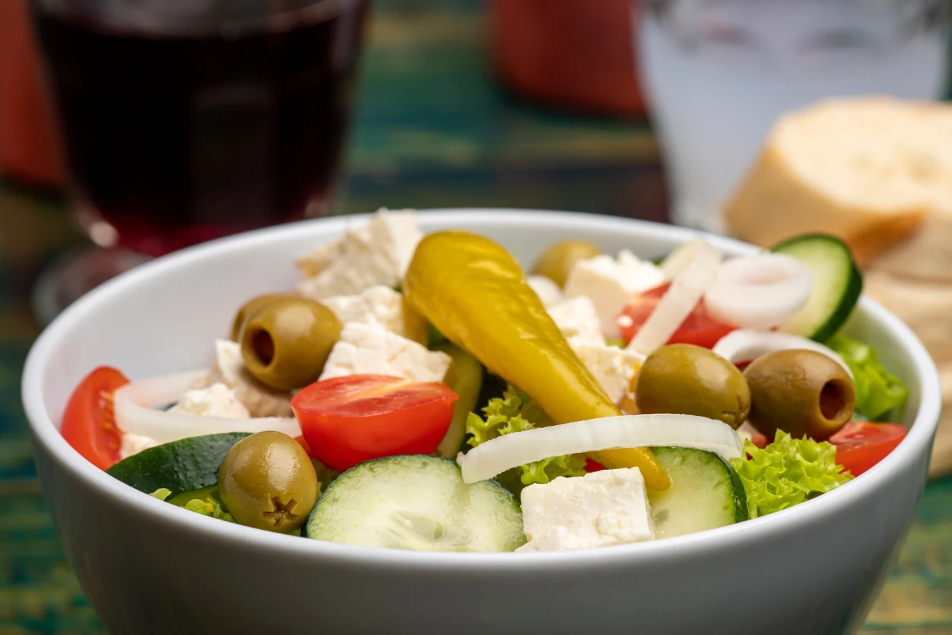 Do sałatki greckiej na grilla dodaje się jeden nietypowy składnik Do sałatki greckiej na grilla dodaje się jeden nietypowy składnik