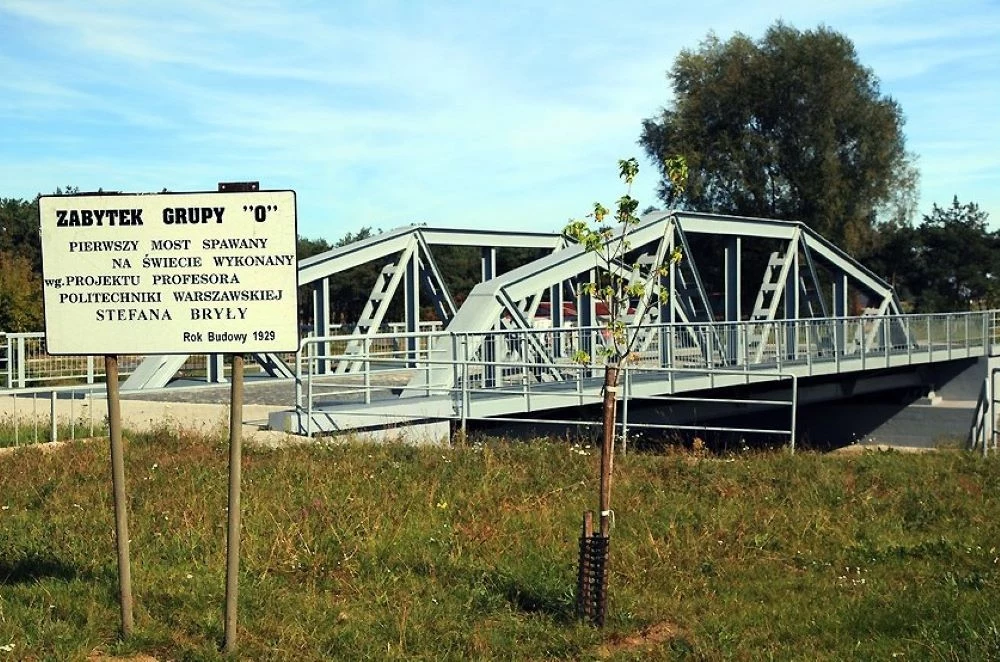 Most w Maurzycach jest udostępniony do zwiedzania. Niedaleko zabytku jest parking. Most stalowy na zielonym terenie z tabliczką informującą o jego historycznym znaczeniu. Most składa się z metalowych konstrukcji, otoczony trawą i drzewami w tle, z jasnym niebem nad nim.