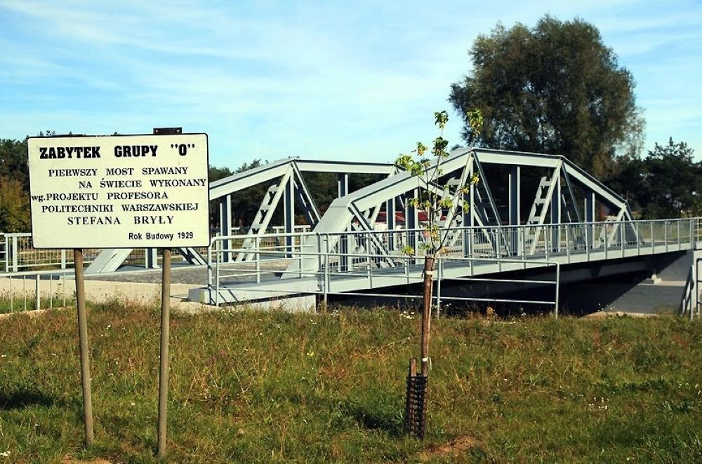 Most w Maurzycach jest udostępniony do zwiedzania. Niedaleko zabytku jest parking. Most stalowy na zielonym terenie z tabliczką informującą o jego historycznym znaczeniu. Most składa się z metalowych konstrukcji, otoczony trawą i drzewami w tle, z jasnym niebem nad nim.