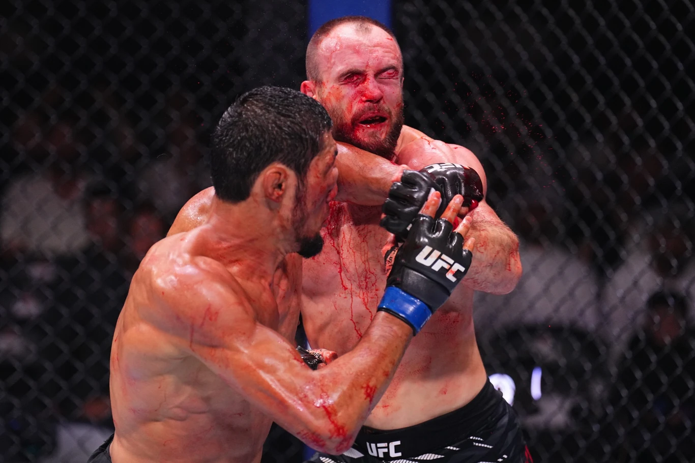 Mateusz Rębecki (przodem) tutaj podczas swojej ostatniej, wygranej walki na gali UFC, gdy pokonał Kirgiza Myktybeka Orolbaia