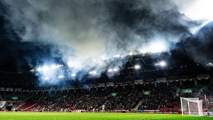 Sceny w meczu Wisły Kraków. Piłkarze odesłani do szatni, później się zaczęło