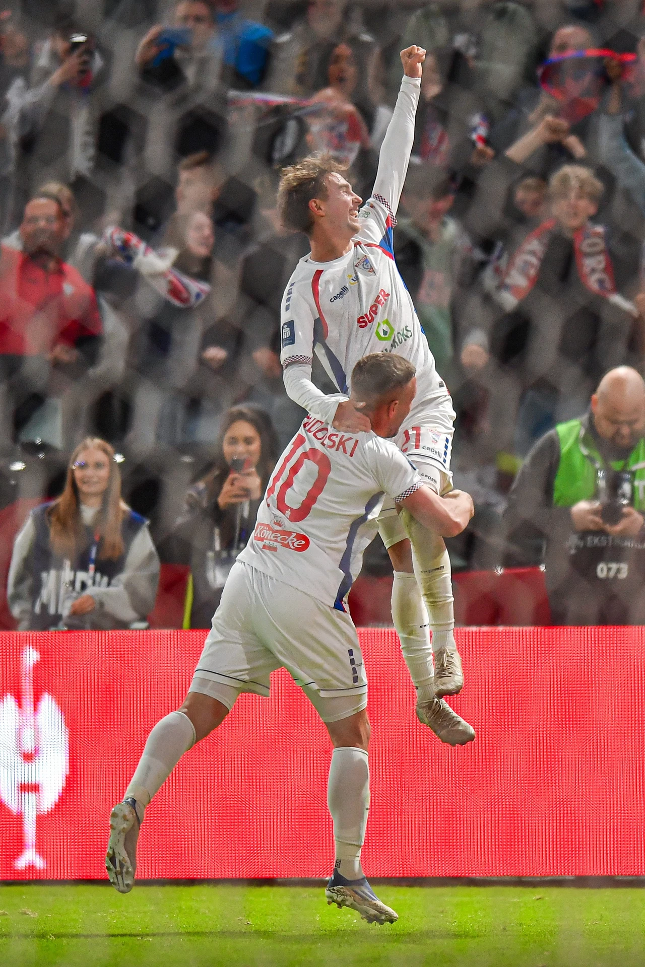 Lukas Podolski gratuluje 17-letniemu Dominikowi Sarapacie pierwszej bramki w barwach Górnika Lukas Podolski gratuluje 17-letniemu Dominikowi Sarapacie pierwszej bramki w barwach Górnika