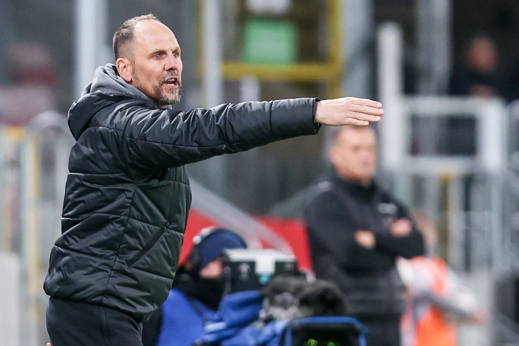 Trener Ante Simundza próbuje jeszcze dyrygować, ale spektakl powoli dobiega już końca Trener Ante Simundza próbuje jeszcze dyrygować, ale spektakl powoli dobiega już końca