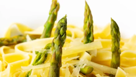 Tagliatelle ze szparagami i szynką parmeńską. Północ Włoch w interpretacji Mateusza Gesslera 