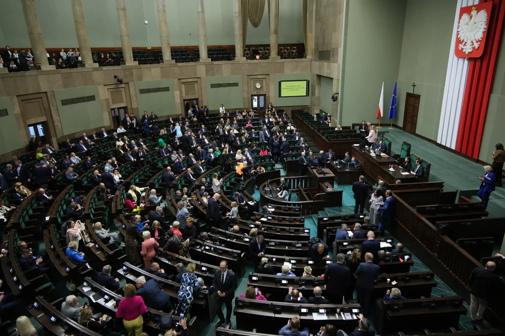 Najnowszy sondaż wskazuje, że liderzy umacniają swoje notowania (Na zdjęciu sala plenarna parlamentu) Najnowszy sondaż wskazuje, że liderzy umacniają swoje notowania (Na zdjęciu sala plenarna parlamentu)