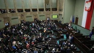 Liderzy umacniają pozycję. Jedna partia wyraźnie traci