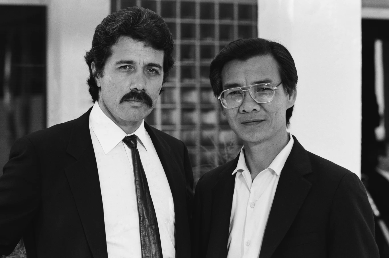 Edward James Olmos i Haing S. Ngor na planie "Policjantów z Miami"