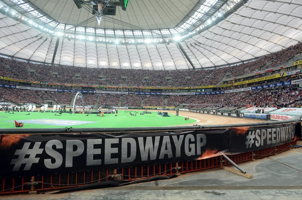 Speedway Grand Prix na PGE Narodowym. Żużlowcy ścigają się na torze zrobionym przez Ole Olsena. Speedway Grand Prix na PGE Narodowym. Żużlowcy ścigają się na torze zrobionym przez Ole Olsena.