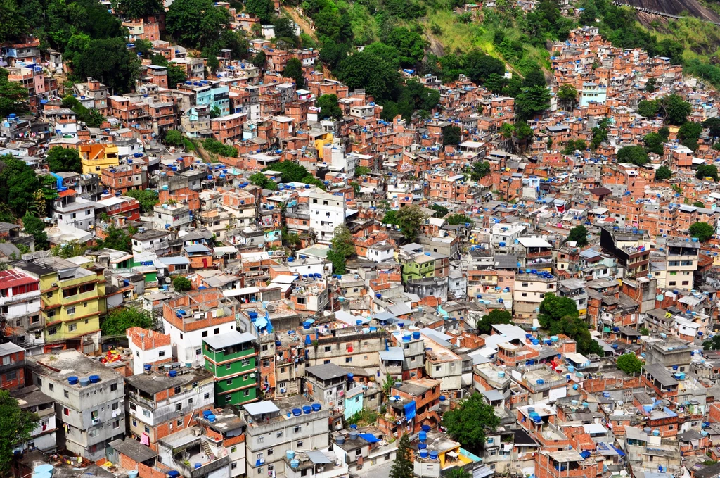 Fawela Rocinha w Rio de Janeiro Panorama miejskiej dzielnicy w Brazylii z ciasno upakowanymi domami charakterystycznymi dla favel. Kolorowe budynki są zróżnicowane pod względem kształtów i wielkości, otoczone zielenią wzgórz.