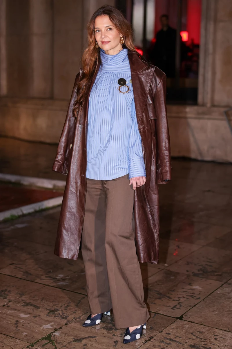 Katie Holmes w Paryżu stawia na nowoczesny fason koszuli