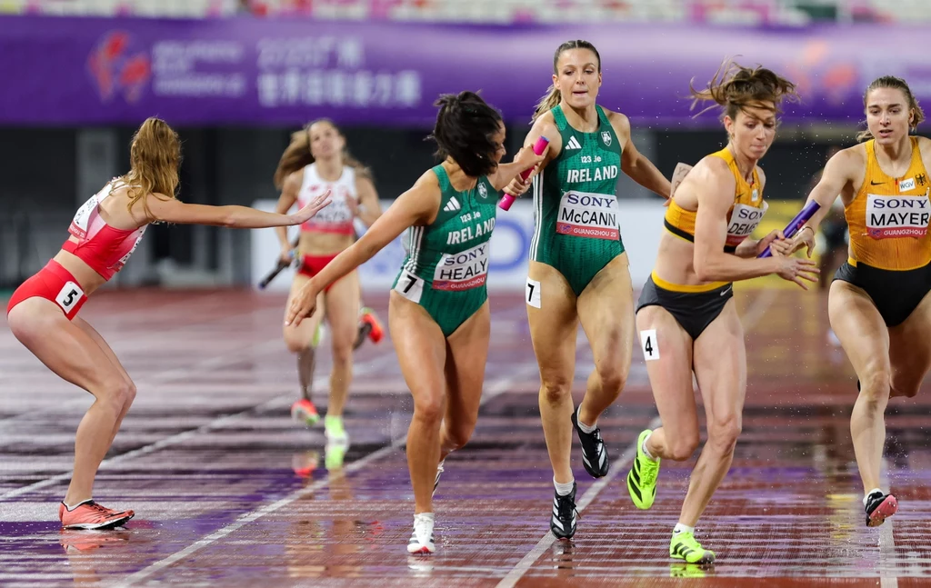 Bieg sztafet 4x400 metrów. Niemki i Irlandki walczą o awans, Polki (z lewej) daleko z tyłu Bieg sztafet 4x400 metrów. Niemki i Irlandki walczą o awans, Polki (z lewej) daleko z tyłu